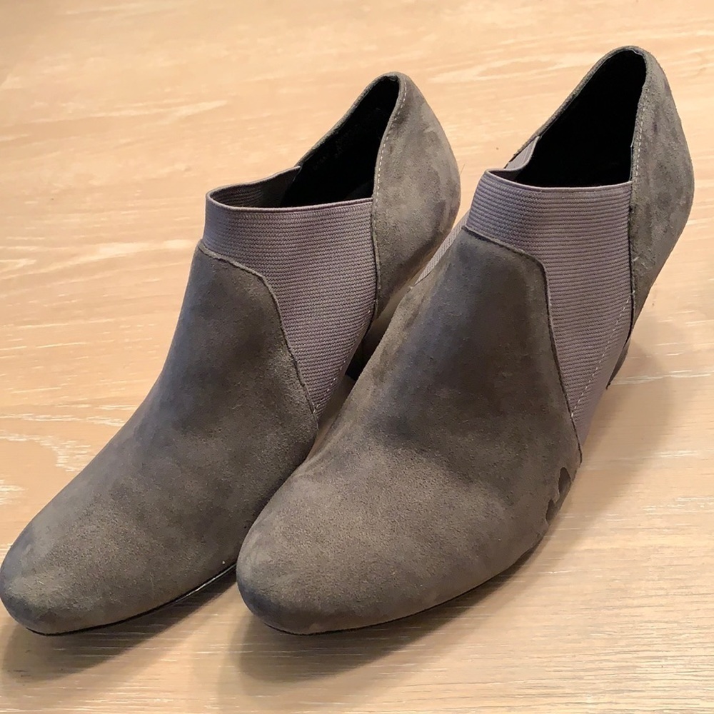 Women’s Van Eli Suede Leather shoes, size 8.5M, very good condition.